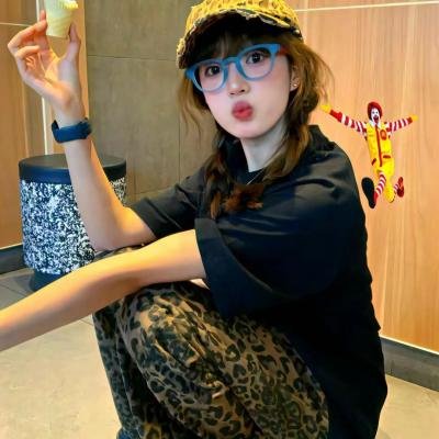 与一位女士合影